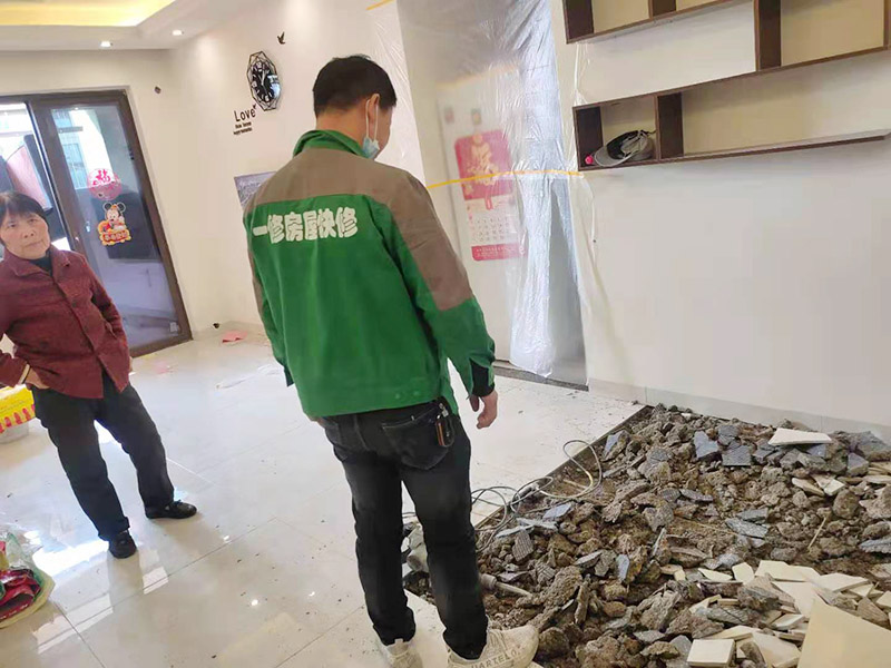 客廳地磚拆除案例：先把墻上的物體小心翼翼全部拆除搬出屋外，戴上手套和防護(hù)眼鏡，用小型的電鎬先從墻低的第一塊磚的邊緣開始鏟除，序次鏟除完整個(gè)墻面的瓷磚。敲擊鏟除到有插座和水龍頭附近瓷磚時(shí)，慢慢敲擊并仔細(xì)觀察電線和水管的方向，以防止損壞電線和水管。 用小型的電鎬或瓷磚鏟除機(jī)就能輕輕松松完成任務(wù)。此方法省時(shí)省力。（操作的時(shí)候安全問題要注意） 瓷磚鏟除一部分時(shí)要用斗車把地面上的瓷磚清理干凈，然后繼續(xù)鏟除，直到整面墻的瓷磚全部鏟除干凈為止。