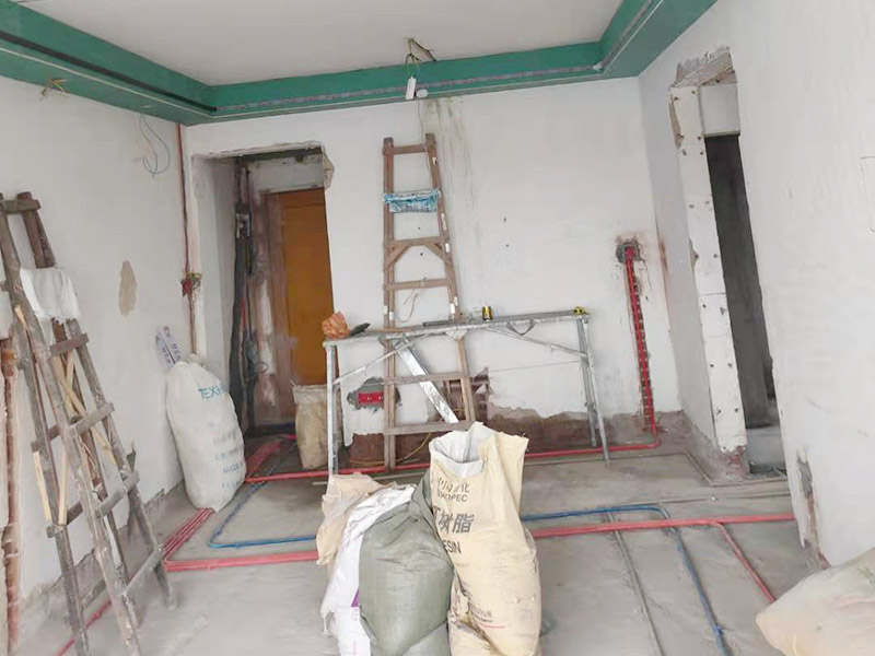 全屋線管鋪設裝修：管內穿線在建筑物抹灰、粉刷及地面工程結束后進行,穿線前應將電線保護管內的積水及雜物清理干凈。但針對建筑電氣安裝項目逐漸增加,管內穿線的工程量隨之增大,為配合工程整體同步竣工,管內穿線可以提前進行,但必須滿足下列條件: 1、混凝土結構工程必須經過結構驗收和核定。 2、磚混結構工程必須初裝修完成以后。 3、作好成品保護,箱、盒及導線不應破損及被灰漿污染。 4、穿線后線管內不得有積水及潮氣侵入,必須保證導線絕緣強度符合規(guī)范要求。