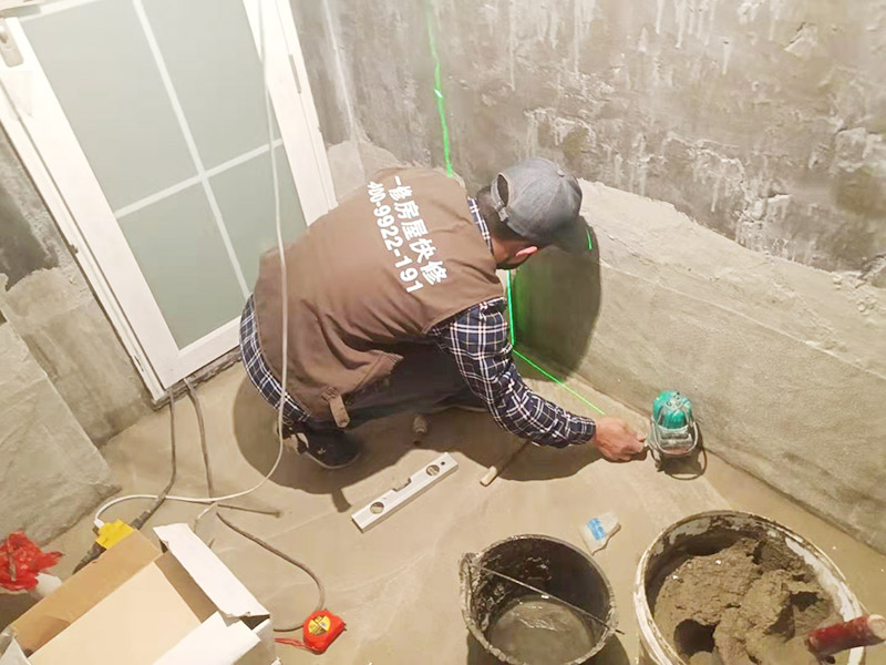 衛(wèi)生間墻面貼磚：施工前將需要的材料整齊堆放在一旁待用。首先應(yīng)除去基層表面的污垢，油漬，浮灰;除去基層上所有涂料層，膩?zhàn)訉?如果基層未能達(dá)到平整度要求，需對(duì)基層進(jìn)行預(yù)先的找平處理。 鋪貼瓷磚前需事先找好垂直線，以此為基準(zhǔn)鋪貼的瓷磚高低均勻、垂直美觀;此外，施工前在墻體四周需彈出標(biāo)高控制線，在地面彈出十字線，以控制地磚分隔尺寸。 加水后將粘結(jié)劑漿料攪拌至潤(rùn)滑均勻，無明顯塊狀或糊狀結(jié)塊，攪拌后的漿料靜置5-10分鐘后再稍加攪拌1-2分鐘即可使用。在開始鋪貼施工前，需要先清理瓷磚表面的浮灰，污垢等。將調(diào)制好的漿料均勻地抹在瓷磚背面，要求漿料飽滿。將瓷磚平整地鋪貼在基層上，使用橡膠錘將瓷磚拍實(shí)鋪平。施工過程中，可小幅度轉(zhuǎn)動(dòng)瓷磚，使?jié){料與瓷磚背面充分接觸。