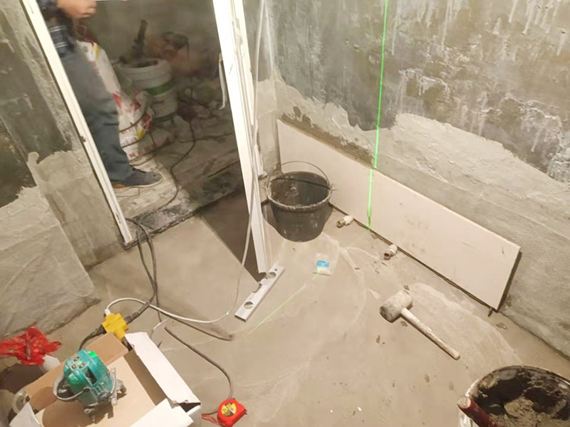衛(wèi)生間墻面貼磚：施工前將需要的材料整齊堆放在一旁待用。首先應(yīng)除去基層表面的污垢，油漬，浮灰;除去基層上所有涂料層，膩?zhàn)訉?如果基層未能達(dá)到平整度要求，需對(duì)基層進(jìn)行預(yù)先的找平處理。 鋪貼瓷磚前需事先找好垂直線，以此為基準(zhǔn)鋪貼的瓷磚高低均勻、垂直美觀;此外，施工前在墻體四周需彈出標(biāo)高控制線，在地面彈出十字線，以控制地磚分隔尺寸。 加水后將粘結(jié)劑漿料攪拌至潤(rùn)滑均勻，無明顯塊狀或糊狀結(jié)塊，攪拌后的漿料靜置5-10分鐘后再稍加攪拌1-2分鐘即可使用。在開始鋪貼施工前，需要先清理瓷磚表面的浮灰，污垢等。將調(diào)制好的漿料均勻地抹在瓷磚背面，要求漿料飽滿。將瓷磚平整地鋪貼在基層上，使用橡膠錘將瓷磚拍實(shí)鋪平。施工過程中，可小幅度轉(zhuǎn)動(dòng)瓷磚，使?jié){料與瓷磚背面充分接觸。