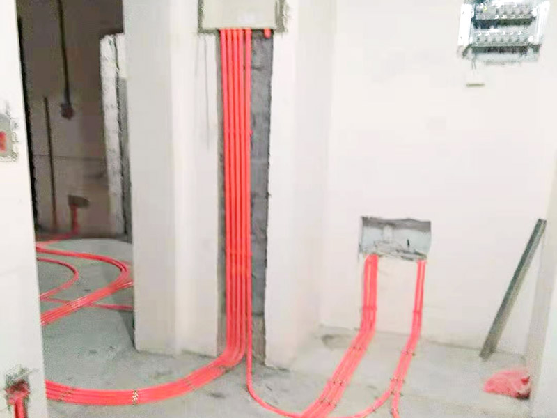 全屋電路布線：首先根據(jù)實(shí)際情況定位，定位完成后，電工根據(jù)定位和電路走向，開布線槽，線路槽很有講究，要橫平豎直，不過，規(guī)范的做法，不允許開橫槽，因?yàn)闀?huì)影響墻的承受力。布線一般采用線管暗埋的方式。線管有冷彎管和PVC管兩種，冷彎管可以彎曲而不斷裂，是布線的最好選擇，因?yàn)樗霓D(zhuǎn)角是有弧度的，線可以隨時(shí)更換，而不用開墻。冷彎管要用彎管工具，弧度應(yīng)該是線管直徑的10倍，這樣穿線或拆線，才能順利。