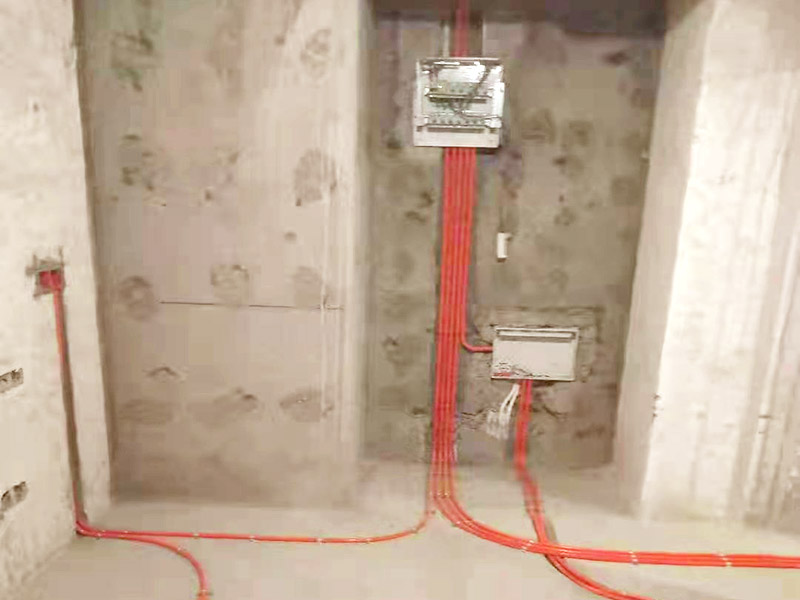 全屋電路布線：首先根據(jù)實(shí)際情況定位，定位完成后，電工根據(jù)定位和電路走向，開布線槽，線路槽很有講究，要橫平豎直，不過，規(guī)范的做法，不允許開橫槽，因?yàn)闀?huì)影響墻的承受力。布線一般采用線管暗埋的方式。線管有冷彎管和PVC管兩種，冷彎管可以彎曲而不斷裂，是布線的最好選擇，因?yàn)樗霓D(zhuǎn)角是有弧度的，線可以隨時(shí)更換，而不用開墻。冷彎管要用彎管工具，弧度應(yīng)該是線管直徑的10倍，這樣穿線或拆線，才能順利。
