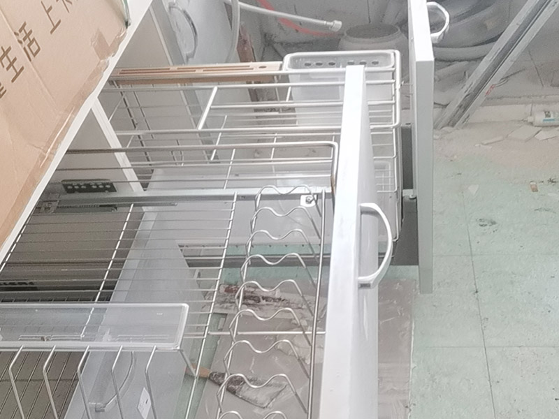 水槽拉籃安裝:首先要將水槽放置到臺面中心的對應開口的地方，確保水槽固定不松動就可以了。然后就是安裝水龍頭的進水口，將原先安裝在水龍頭上的進水管一段連接到開關(guān)處，這里也要反復確認連接是否牢固，而且太松太緊都不好。如果使用的是冷熱水龍頭配件，冷熱水管的位置一般都是左熱右冷，在安裝的時候可以再確認一下，以免安裝相反。