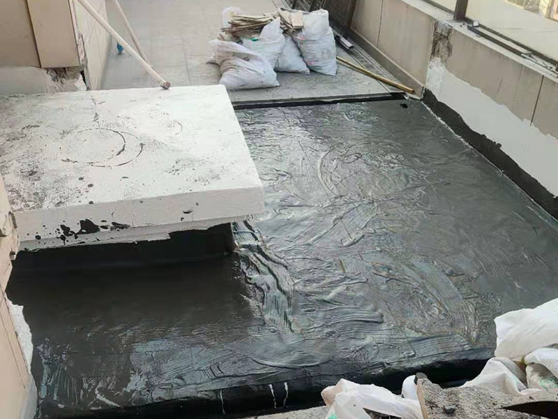 覆蓋底部丙綸保護(hù)層：清理基層，施工前要將基層表面的塵土和雜物清理干凈，然后用熱熔法改性瀝青卷材對防水層施工前在水落口、管根、陰陽角等細(xì)部先做好附加層。鋪貼卷材，首先卷材的厚度要符合要求，將防水卷材裁剪成相應(yīng)的尺寸，用火焰噴槍加熱基層和卷材的交接處，趁卷材的材面剛剛?cè)刍瘯r將卷材向前滾鋪、粘貼。鋪貼平面與立面相連接的卷材應(yīng)由下向上進(jìn)行。 熱熔封邊，用噴槍將卷材搭接處加熱，讓其粘結(jié)牢固，然后涂刷第一遍防水涂料。防水施工前要先保證地面干凈、干燥，防水涂料要滿涂，確保無遺漏，與基層結(jié)合要牢固，無裂紋和氣泡等，防水涂料厚度要達(dá)到產(chǎn)品規(guī)定的要求。