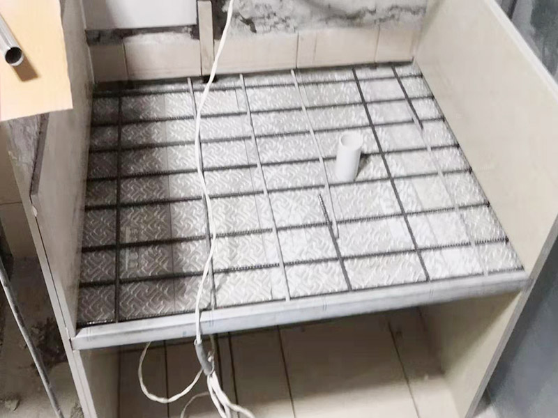 磚砌櫥柜施工：磚砌櫥柜相對(duì)于集成櫥柜來說，磚砌櫥柜使用到的材料大多數(shù)都是無(wú)污染的原材料，它的環(huán)保系數(shù)還是可以的。磚砌櫥柜比較經(jīng)濟(jì)耐用，它的質(zhì)地比較結(jié)實(shí)，隨隨便便應(yīng)該是損壞不了的，即使長(zhǎng)期的做菜做飯動(dòng)靜很大，也不至于直接會(huì)損壞櫥柜。 1.先砌好櫥柜底座或背墻磚，貼好踢腳線邊條。 2.預(yù)留好立柱位置，貼櫥柜底面磚和背墻。 3.制作立柱。 4.站立好立柱后，在槽里加上砂漿，底面槽內(nèi)外端用一小塊玻化磚墊上，墊的時(shí)候這塊小磚直接與地層的邊磚接觸，保持厚度2公分左右。 5.臺(tái)面放鋼筯和澆筑混凝土。澆筑完成后，安裝臺(tái)面和柜門。臺(tái)面可以采用大理石、石英石或者?；u。