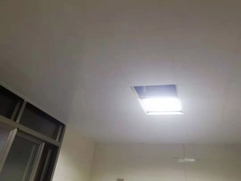 集成吊頂安裝：在鉆孔內(nèi)旋入膨脹管螺桿，保證吊頂與屋頂之間的夾層高度大于25厘米，螺桿與天花板的連接是整個(gè)吊頂?shù)陌惭b基礎(chǔ)，螺桿必須與天花板保持垂直并固定住，各個(gè)螺桿務(wù)必保持平行，通常使用六根螺桿便可承擔(dān)起整個(gè)集成吊頂?shù)闹亓俊?龍骨搭建完成、油煙機(jī)口預(yù)留好就可以安裝扣板了，要先將扣板四邊的膜掀起，不用完全撕掉可以按照膜上的箭頭進(jìn)行同方向安裝。