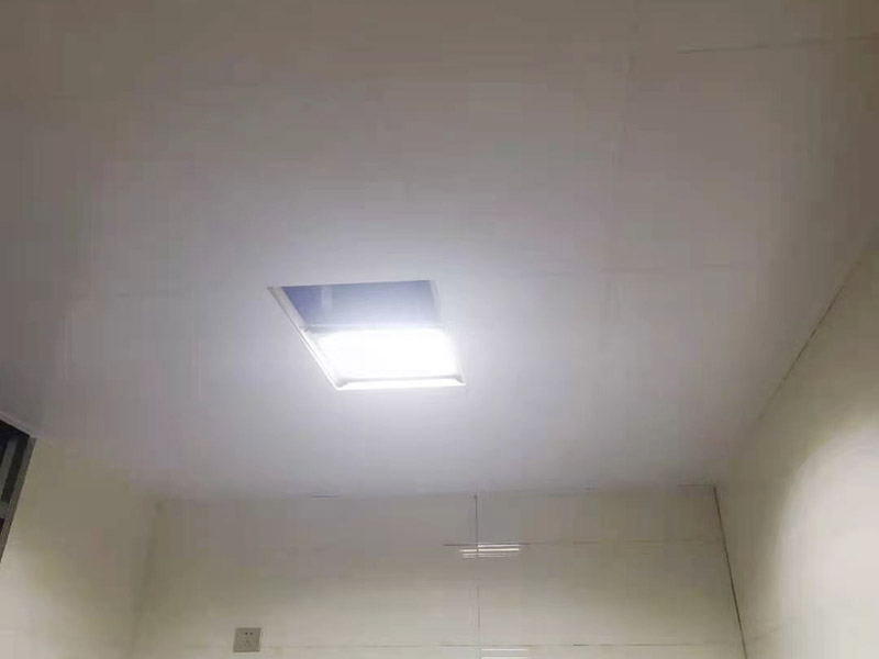 集成吊頂安裝：在鉆孔內(nèi)旋入膨脹管螺桿，保證吊頂與屋頂之間的夾層高度大于25厘米，螺桿與天花板的連接是整個(gè)吊頂?shù)陌惭b基礎(chǔ)，螺桿必須與天花板保持垂直并固定住，各個(gè)螺桿務(wù)必保持平行，通常使用六根螺桿便可承擔(dān)起整個(gè)集成吊頂?shù)闹亓俊?龍骨搭建完成、油煙機(jī)口預(yù)留好就可以安裝扣板了，要先將扣板四邊的膜掀起，不用完全撕掉可以按照膜上的箭頭進(jìn)行同方向安裝。