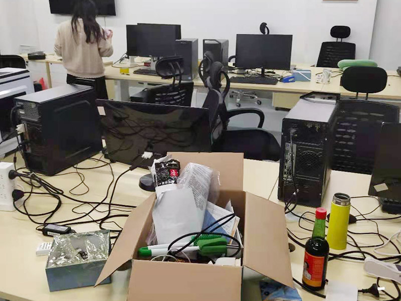 辦公室電路排線改造:首先，要想實現(xiàn)辦公室電腦和相關(guān)辦公設(shè)備信息接口的連網(wǎng)，并保證其可靈活使用性，使用穩(wěn)定性，臨時使用性，外觀美觀性。信息點的多少以及以后出現(xiàn)問題能否便于維護是進行辦公室網(wǎng)絡(luò)布線必需要考慮的因此，而辦公室布線作為用戶的最終使用的信息點(信息插座)墻上安放的位置、使用是否方便。 然后是辦公室強弱電線的布置，辦公室里強弱電(電力電源和圖象、數(shù)據(jù)、語音)線路的走向等因素都是規(guī)劃與設(shè)計的范圍之中，因此辦公室布線網(wǎng)絡(luò)，細節(jié)決定成敗。 最后是辦公室裝修布線需要滿足各種不同模擬或數(shù)字信號的傳輸需求。