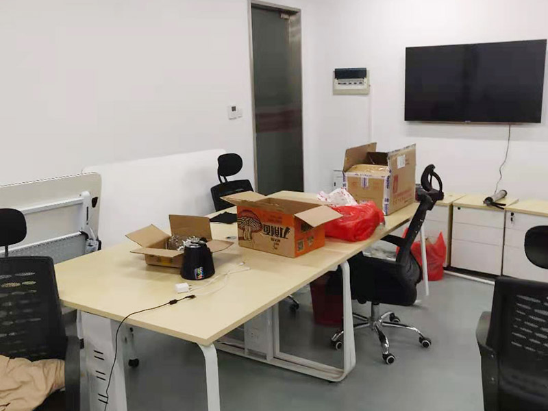 辦公室電路排線改造:首先，要想實現(xiàn)辦公室電腦和相關(guān)辦公設(shè)備信息接口的連網(wǎng)，并保證其可靈活使用性，使用穩(wěn)定性，臨時使用性，外觀美觀性。信息點的多少以及以后出現(xiàn)問題能否便于維護是進行辦公室網(wǎng)絡(luò)布線必需要考慮的因此，而辦公室布線作為用戶的最終使用的信息點(信息插座)墻上安放的位置、使用是否方便。 然后是辦公室強弱電線的布置，辦公室里強弱電(電力電源和圖象、數(shù)據(jù)、語音)線路的走向等因素都是規(guī)劃與設(shè)計的范圍之中，因此辦公室布線網(wǎng)絡(luò)，細節(jié)決定成敗。 最后是辦公室裝修布線需要滿足各種不同模擬或數(shù)字信號的傳輸需求。