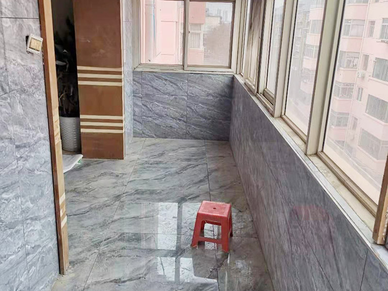 全屋瓷磚鋪貼：首先應除去基層表面的污垢，油漬，浮灰;除去基層上所有涂料層，膩子層;如果基層未能達到平整度要求，需對基層進行預先的找平處理。鋪貼瓷磚前需事先找好垂直線，以此為基準鋪貼的瓷磚高低均勻、垂直美觀;此外，施工前在墻體四周需彈出標高控制線，在地面彈出十字線，以控制地磚分隔尺寸。加水后將粘結(jié)劑漿料攪拌至潤滑均勻，無明顯塊狀或糊狀結(jié)塊，攪拌后的漿料靜置5-10分鐘后再稍加攪拌1-2分鐘即可使用。將瓷磚平整地鋪貼在基層上，使用橡膠錘將瓷磚拍實鋪平。施工過程中，可小幅度轉(zhuǎn)動瓷磚，使?jié){料與瓷磚背面充分接觸。