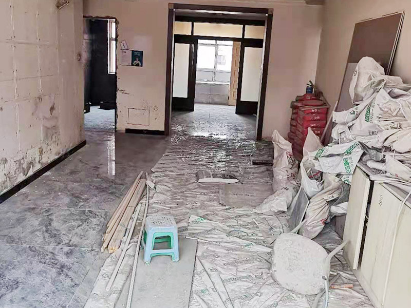 全屋瓷磚鋪貼：首先應除去基層表面的污垢，油漬，浮灰;除去基層上所有涂料層，膩子層;如果基層未能達到平整度要求，需對基層進行預先的找平處理。鋪貼瓷磚前需事先找好垂直線，以此為基準鋪貼的瓷磚高低均勻、垂直美觀;此外，施工前在墻體四周需彈出標高控制線，在地面彈出十字線，以控制地磚分隔尺寸。加水后將粘結(jié)劑漿料攪拌至潤滑均勻，無明顯塊狀或糊狀結(jié)塊，攪拌后的漿料靜置5-10分鐘后再稍加攪拌1-2分鐘即可使用。將瓷磚平整地鋪貼在基層上，使用橡膠錘將瓷磚拍實鋪平。施工過程中，可小幅度轉(zhuǎn)動瓷磚，使?jié){料與瓷磚背面充分接觸。