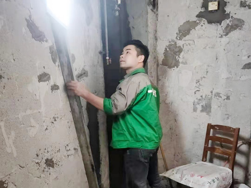墻面拆除找平處理：首先需要先把墻面起皮和裂縫上處理干凈，如果裂縫過(guò)大，則需要用水泥砂漿補(bǔ)抹好。水泥抹面的墻面是最好粉刷底料，一般用鋼刮板或是抹刀按照常規(guī)的方法進(jìn)行批刮，刮涂的次數(shù)不可以過(guò)多，通常是刮涂?jī)纱巍Ｈ绻龅椒祲A的墻體，我們可以先使用封堿水進(jìn)行封閉，等封堿水干完以后，再使用防堿膩?zhàn)臃圩鞯谝粚拥琢?，再按正常的步驟操作就行了。等待第一遍膩?zhàn)油耆赏钢?，才可以開(kāi)始著手第二遍膩?zhàn)印５诙槟佔(zhàn)诱{(diào)兌不易過(guò)稀，但是也不能過(guò)稠，這樣才能使第二遍膩?zhàn)庸瓮亢蟮乃直M快被第一遍的膩?zhàn)游?。打磨工作一般在刷完第二遍膩?zhàn)臃酆蟮?-3天，通過(guò)砂紙對(duì)墻面進(jìn)行打磨工作，打磨完畢之后刷兩遍乳白膠。