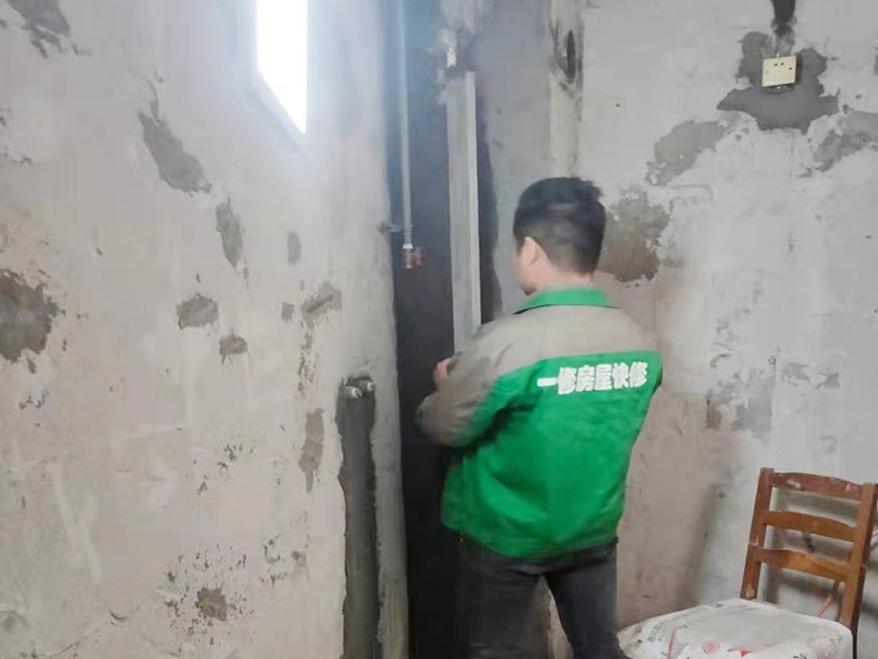 墻面拆除找平處理：首先需要先把墻面起皮和裂縫上處理干凈，如果裂縫過(guò)大，則需要用水泥砂漿補(bǔ)抹好。水泥抹面的墻面是最好粉刷底料，一般用鋼刮板或是抹刀按照常規(guī)的方法進(jìn)行批刮，刮涂的次數(shù)不可以過(guò)多，通常是刮涂?jī)纱?。如果遇到返堿的墻體，我們可以先使用封堿水進(jìn)行封閉，等封堿水干完以后，再使用防堿膩?zhàn)臃圩鞯谝粚拥琢?，再按正常的步驟操作就行了。等待第一遍膩?zhàn)油耆赏钢?，才可以開(kāi)始著手第二遍膩?zhàn)?。第二遍膩?zhàn)诱{(diào)兌不易過(guò)稀，但是也不能過(guò)稠，這樣才能使第二遍膩?zhàn)庸瓮亢蟮乃直M快被第一遍的膩?zhàn)游?。打磨工作一般在刷完第二遍膩?zhàn)臃酆蟮?-3天，通過(guò)砂紙對(duì)墻面進(jìn)行打磨工作，打磨完畢之后刷兩遍乳白膠。