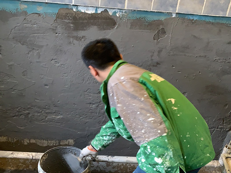 衛(wèi)生間墻地面防水：1.利用水泥砂漿水泥砂漿或豆石混凝土鋪平坡度。訣竅是：地漏附近坡度大，門口附近坡度小。 2.利用管根密封膏封嚴(yán)管線，管線要穿透樓板根部。刷防水涂料時(shí)可以貼1-2層玻璃絲布加強(qiáng)防水性。 3.墻壁表面打磨成干凈平光沒有顆?；覊m，墻壁與地面的交接區(qū)域注意原角和坡角的設(shè)置。 4.聚氨酯防水涂膜由管根和墻角處開始進(jìn)行涂抹，在常溫下經(jīng)過4小時(shí)放干后，再大面積涂抹和刮刷。注意涂料總厚度大于1. 5毫米，不能有漏刮和鼓泡的不良現(xiàn)象。24小時(shí)后立面涂刷下一層，之后再以垂直的方向進(jìn)行二次涂刷。最后涂膜半固化，拋甩粗砂粒方便與水泥砂漿融合。 5.防水層的設(shè)置與具體區(qū)域有關(guān)。防水地面的防水層應(yīng)高出地面200寬，地面防水層應(yīng)超出衛(wèi)生間門口以外300寬。而又淋浴的衛(wèi)生間墻面防水層則應(yīng)設(shè)置為高出地面1800寬。 6.展開閉水實(shí)驗(yàn)的時(shí)候，先完成防水工作再利用包立管方法。之后再局部進(jìn)行防水。閉水試驗(yàn)也可為了避免破壞地面防水層而免做。