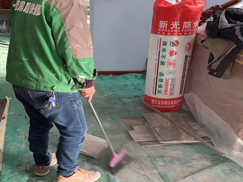 外墻瓷磚局部翻新：瓷磚作為裝飾產(chǎn)品,除了飾面效果及產(chǎn)品質(zhì)量能由生產(chǎn)廠家決定外,其它的使用效果還取決于墻體結(jié)構(gòu)、施工環(huán)境、鋪貼材料及施工方法等各類因素的制約,而一旦瓷磚使用期間出現(xiàn)脫落,瓷磚產(chǎn)品卻往往被當(dāng)成“罪魁禍?zhǔn)?rdquo;。外墻翻新之前,需要基層要求牢固、堅(jiān)實(shí)、干燥、平整、清潔、無浮灰、無油跡。 清理原墻面，想要讓墻面面目一新，煥發(fā)容光，我們首先要做的就是將之前的漆料去除干凈。然后把起皮嚴(yán)重的鏟除，之后還要抹上一層白水泥。但是如果墻面會過于光滑，就還要做打磨處理，其主要目的是便于新涂料和墻體粘結(jié)。