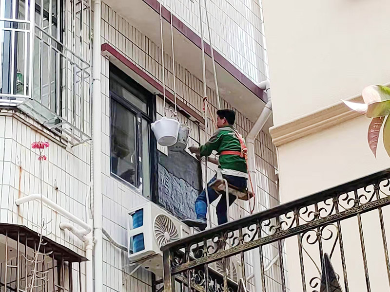 外墻瓷磚修補：將破損墻磚取出，用切割機(jī)在離損壞的墻磚的四周5到6毫米處切槽，用切割刀將墻磚縫的水泥稍微刮下一些，再用切割刀吧墻磚表面的釉面劃開一道口，以便把墻磚敲碎取出，用錘子把墻磚敲碎后取下來，如果水泥粘得太牢，可以用錘子和鏨子把破損的墻磚剔下。 將磚上的砂漿全部刮干凈，然后在107膠中加入適量的水泥，并攪拌成糊狀。然后在瓷磚的背面涂上薄薄的一層，再將瓷磚粘到之前粘貼的墻面，一會功夫就可粘牢。給瓷磚填縫，按照比例調(diào)勻瓷磚填縫劑，用海綿抹刀將填縫劑抹到墻磚之間的縫隙中;填縫劑半干后，將海綿沾水，把多余的填縫劑擦掉，干燥后完成。