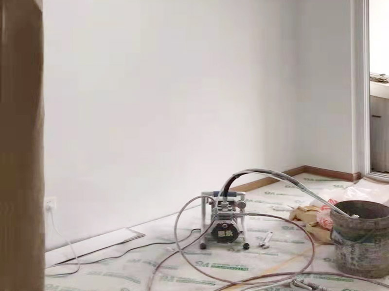 全屋裝修翻新:對于原有空間布局不滿意，需要重新規(guī)劃，那勢必就會對房屋的墻體進行安排。拆除、砌墻等等。水電施工基本原則：走頂不走地，頂不能走，考慮走墻，墻也不能走，才考慮走地。 在開線槽前，要先做好線路定位，主要考慮開關、插座、燈具等電器的位置。此時可進行櫥柜的第一次測量。嚴格的監(jiān)督水電工程中的質量及一些相關的隱患問題，及早發(fā)現及早解決。