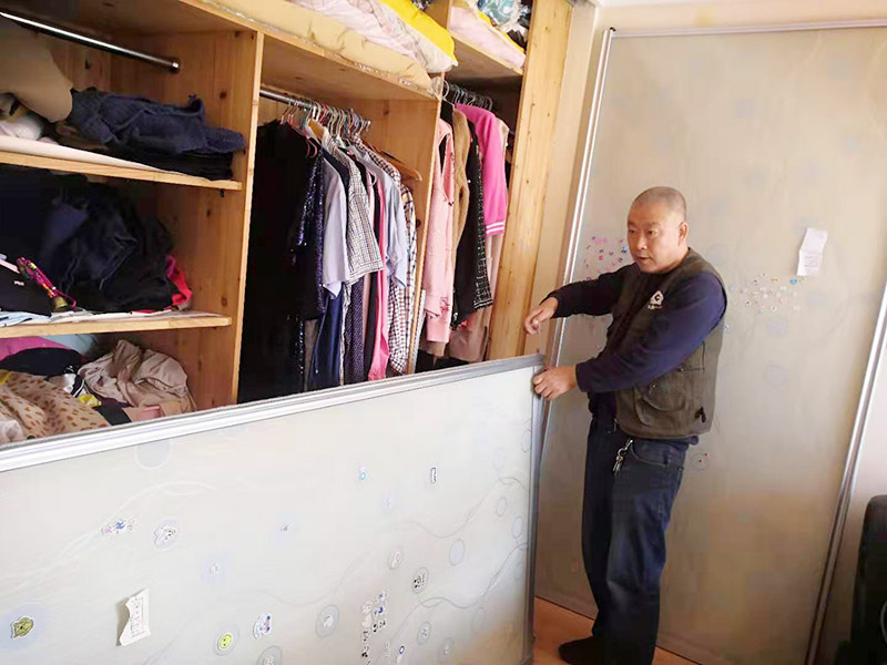 移門滑軌維修：用螺絲刀把滑輪卸下，檢查滑輪無法轉(zhuǎn)動(dòng)原因，如果是生銹了，可以先涂點(diǎn)黃油，讓它自己滑動(dòng)一下，可以增加靈活性;如果不行，請直接更換一個(gè)滑輪。 先借用工具取一個(gè)邊框和下封，用固定螺絲固定，把固定好的邊框放置地上，然后把移門板排列在邊框上面。 取另外一根邊框，接著卡入排列好的移門板上，用螺絲固定下封和邊框，一定要?dú)w哪個(gè)緊，不要讓它松動(dòng)。 卡入上封，用螺絲固定，同時(shí)固定好上滑輪，等待上下螺絲都固定好后，用牽引螺絲，把下滑輪固定在下封內(nèi)，整個(gè)過程維修好。