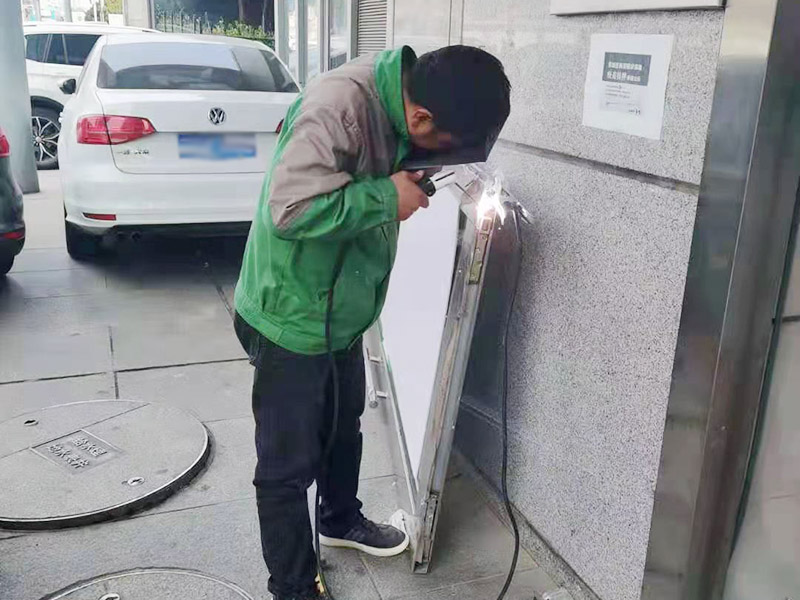 玻璃門維修方案：一看：查看玻璃感應門否有元件受損。如元件斷裂、發(fā)黑發(fā)黃、引腳相碰、器件松動、連線錯誤等。某些接觸不良故障，尤其是在電源通電后，因故障點接觸不良而產(chǎn)生火花  二聽：即聽玻璃感應門運行的聲音，在控制系統(tǒng)中，大都采用了電磁繼電器作為控制器件，在繼電器觸點切換時會產(chǎn)生清晰的“滴噠”聲。如無聲或異常，在確定繼電器驅動電器無故障后，可判定該繼電器不良。  三摸：即觸摸玻璃感應門元件，在玻璃感應門的維修過程中，也經(jīng)常在通電后用手摸某些元件。如穩(wěn)壓IC等集成器件、防雷管、變壓器、驅動二極管等等。以便感覺其溫度是否正常，如發(fā)熱快、溫度高、電路無短路故障則可斷定器件不良。  四測：即測量玻璃感應門控制電路。通常采用的方式有測電壓、測電路的電阻、測電流等。這是一種綜合性邏輯分析手段,可依據(jù)各種測量電動伸縮門的數(shù)據(jù)準確的找出故障原因及損壞器件。