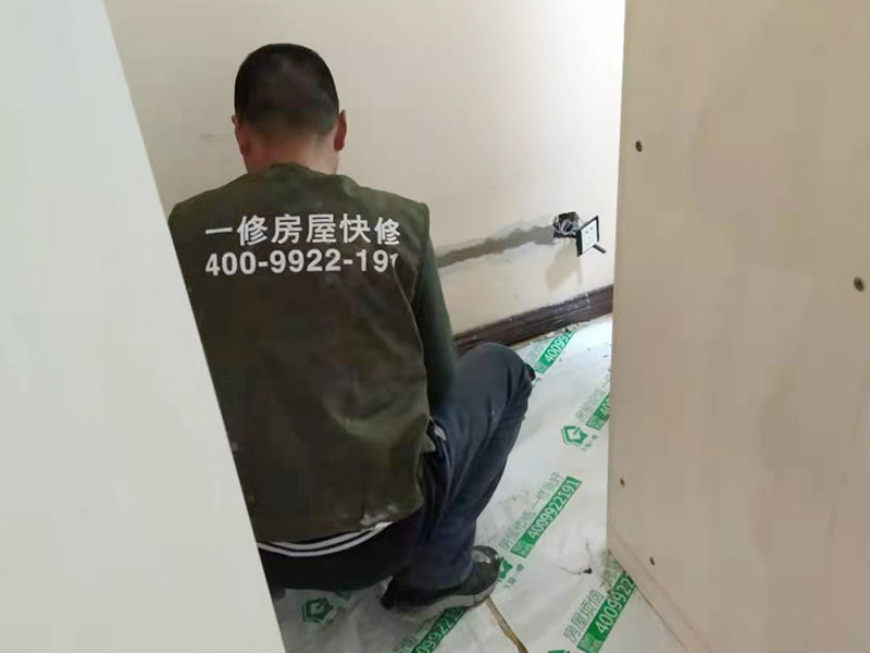 墻面局部修補(bǔ)翻新：舊墻面在翻新之前務(wù)必需要進(jìn)行基層處理，如果墻面粉化嚴(yán)重，則需要使用鏟子對漆面進(jìn)行一一鏟除，再涂刷白水泥。如果舊墻表面平滑的，則需要使用砂紙進(jìn)行打磨，將不粘結(jié)的漆膜除去，以便于后期進(jìn)行油漆施工。 舊墻基層處理好后，就可以進(jìn)行刮膩?zhàn)拥氖┕?，在這一環(huán)節(jié)需要注意涂刮的膩?zhàn)雍穸葢?yīng)均勻一致，一般刮2-3遍，再來進(jìn)行打磨處理。等完全干燥后，再來進(jìn)行一遍底漆的施工，底漆有著很好防潮效果，還利于面漆的著附。最后則是進(jìn)行兩道面漆的施工涂刷，待第一遍面漆施工干透后，才能進(jìn)行第二遍面漆的涂刷，漆膜應(yīng)均勻，薄厚一致。