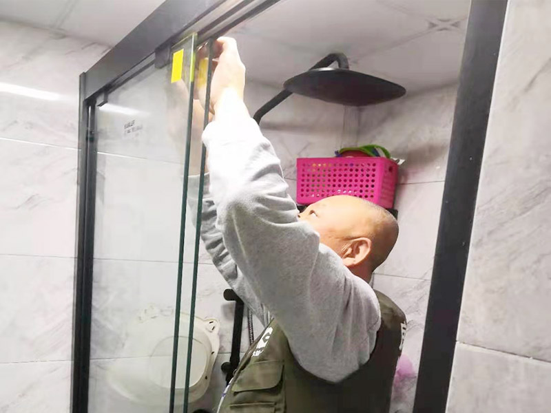 塑鋼門窗維修安裝中，經(jīng)常遇見鋁型材表面防護膜有殘留怎么辦