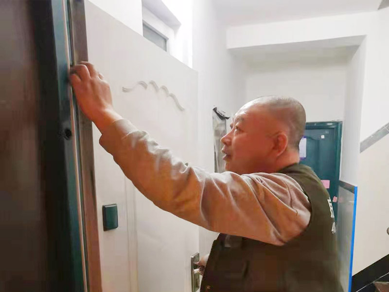 塑鋼門窗維修安裝中，經(jīng)常遇見鋁型材表面防護膜有殘留怎么辦