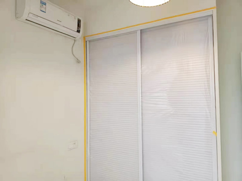 地面家具成品保護(hù)措施:在墻面翻新前，需要先將舊漆面鏟除干凈，之后在進(jìn)行打磨，將墻面的浮沉雜物都清理干凈。如果墻面有凹凸不平的情況，要先用膩?zhàn)有扪a(bǔ)，如果墻面出現(xiàn)空鼓的現(xiàn)象，也要將整面的墻皮進(jìn)行鏟除，在做后續(xù)的處理。基層做完后，需要將施工區(qū)域的家具物件移除，避免在翻新過(guò)程中，使家具受到損傷。