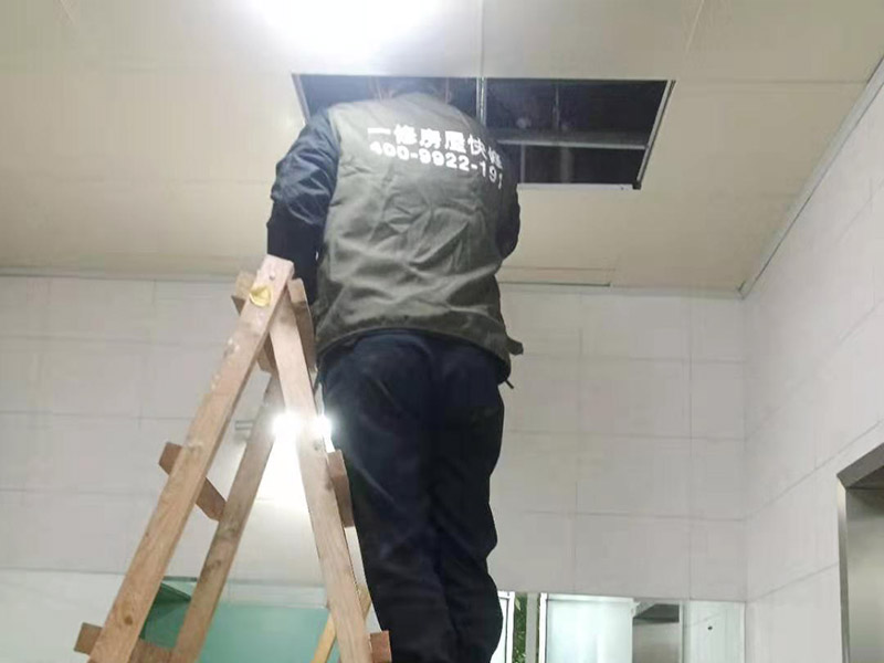 吊頂拆除檢查維修：首先檢查安全通道情況，必須保持安全通道暢通無阻。做好一些預(yù)留設(shè)施、重要部位、部件的防護(hù)保護(hù)工作，拆除承重墻時(shí)要先加固（由專業(yè)隊(duì)伍施工），得到相關(guān)單位的認(rèn)可后方可進(jìn)行下一道工序施工。將拆除區(qū)域內(nèi)的易燃易爆品包括廢紙、紡織品、木制品等集中外運(yùn)。本工程為多層建筑物，高空作業(yè)采用移動式腳手架。拆除順序?yàn)椋呵袛嚯娐?rarr;關(guān)閉給排水管→拆除管線→吊頂→龍骨→堆放→整理→清運(yùn)等。 清理各層遺留物及垃圾等。