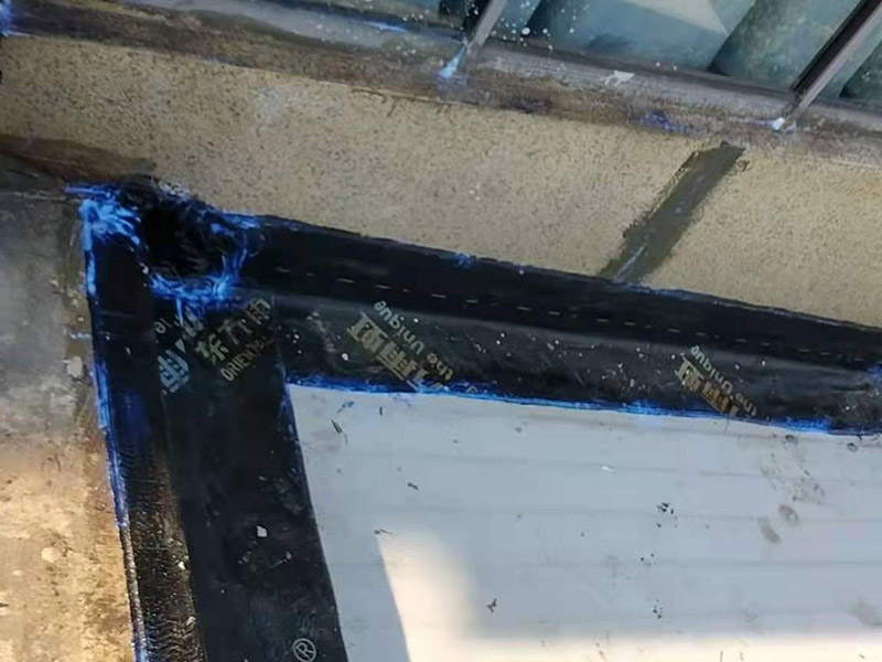 屋頂漏水怎么做？可以用耐候玻璃膠，或密封膠。一是利用玻璃房的坡度加大，將頂面雨水因勢利導的迅速排除；二是利用防水涂料堵塞玻璃桿件間的縫隙，要求無縫、無孔，以防止雨水滲漏。
