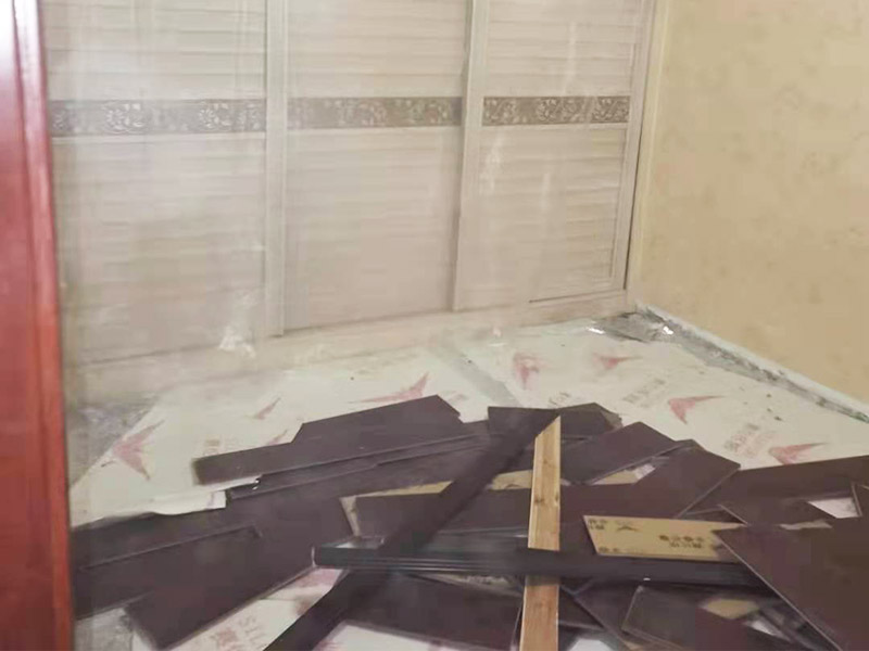 地板拆除施工：再把房間的物品都搬到另一房間去放著，把整個(gè)房間騰出來(lái)，這樣也更好的尋找木地板的縫隙源頭，沒(méi)有東西擋著，空曠也利用木地板的拆除。拆除的工作要先從踢腳線開(kāi)始，就算是發(fā)現(xiàn)木地板中間有縫隙，或者有損壞的地方，感覺(jué)可以下手拆除，實(shí)際操作時(shí)，還是從踢腳線要好拆些。踢腳線一般分為兩種，若是很幸運(yùn)碰上了卡子固定的踢腳線，那就容易多了。直接用工具把卡子撬松，卡子脫落后，就可以沿著踢腳線開(kāi)始拆了。若是碰上的是打了膠的踢腳線，那么就有點(diǎn)難度。先用刀片把膠水刮掉，但是這樣容易傷到地板。