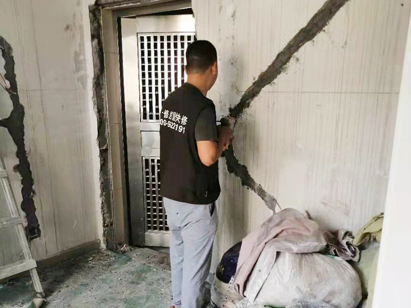 墻面電路走線改造：在家居裝修中，電路是屬于隱蔽工程，因此在電路改造過程中，一定要按照步驟來，一個(gè)步驟都不能馬虎，避免后期使用出現(xiàn)安全隱患。定位之后，師傅會(huì)按照定位和電路走向，進(jìn)行開槽布線，布線都是使用線管進(jìn)行暗埋，有PVC和冷彎管兩種，冷彎管彎曲效果很好，不會(huì)斷裂，是布線不錯(cuò)的選擇，它的轉(zhuǎn)角有一定弧度，線可以隨便更換，不需要開墻。