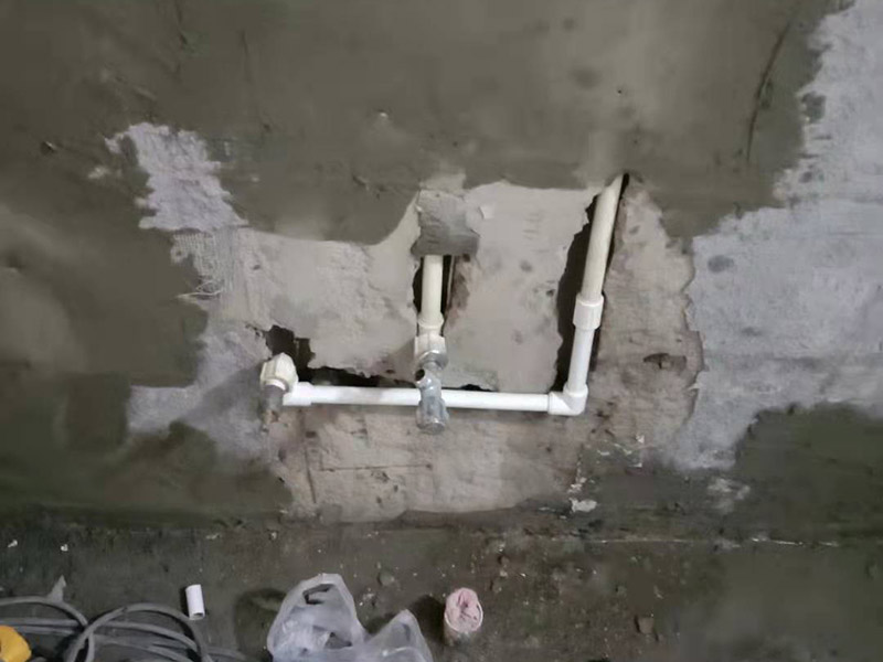 墻內(nèi)水管安裝維修：水管的鋪設(shè)方式分為明裝和暗裝，明裝是將水管管道沿著天花板下、墻上、柱上、梁下、地板旁外等地方外露敷設(shè)，其優(yōu)點就是造價會比較低，施工相對方便，維修更加簡單;缺點就是水管外表容易堆積灰塵、產(chǎn)生凝水等，影響美觀。暗裝就是將水管管道鋪設(shè)在吊頂、地面或管溝中隱蔽敷設(shè)，暗裝的優(yōu)點是鋪設(shè)完看不到水管，比較美觀;缺點就是若后期水管出現(xiàn)漏水等問題不好維修。