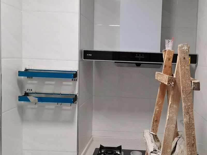 廚房掛件安裝,電視掛墻：電視機的掛架一般都是使用膨脹螺絲固定的。要安裝電視機掛架，就要有沖擊鉆來打孔的。用專業(yè)水平測量尺，在墻上畫好打孔位置，然后做好墻地面成品保護(hù)就可以打孔了，打好孔就可以安裝。