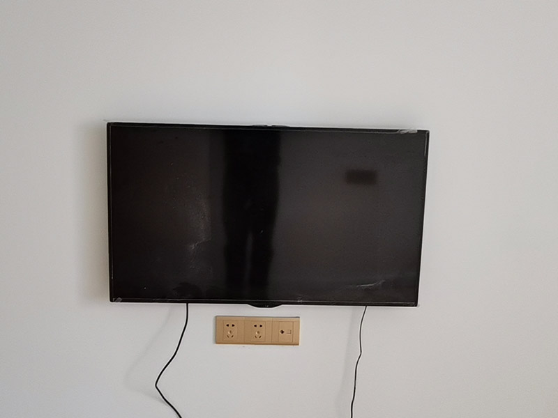 廚房掛件安裝,電視掛墻：電視機的掛架一般都是使用膨脹螺絲固定的。要安裝電視機掛架，就要有沖擊鉆來打孔的。用專業(yè)水平測量尺，在墻上畫好打孔位置，然后做好墻地面成品保護(hù)就可以打孔了，打好孔就可以安裝。