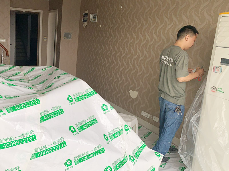 客廳家具空調(diào)成品保護：舊房墻面刷新會有點麻煩的，比較珍貴的家具建議搬走，或者和一些冰箱空調(diào)之類的可以放在現(xiàn)場讓裝飾公司成品保護起來，這樣即省了搬運費，也避免家具空調(diào)等二次污染。