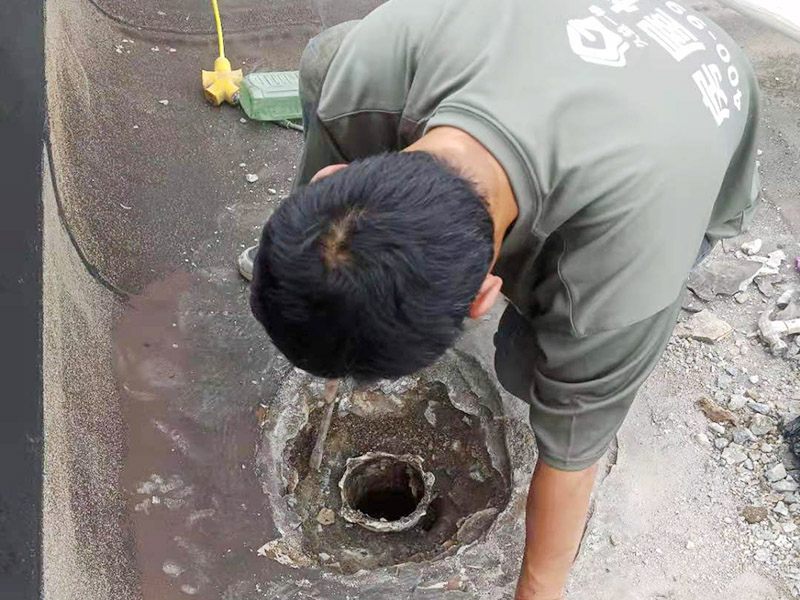屋頂排水管疏通防水：屋頂排水不做好，不止是樓頂住戶遭殃哦，如果上面沒問題，就是整體防水層出問題了，結(jié)構(gòu)板阻水，水從薄弱的地方留出很正常，如果這里在下面堵了，會(huì)從別的地方出來。首先就先要將周邊清理干凈然后再電鉆疏通維修。