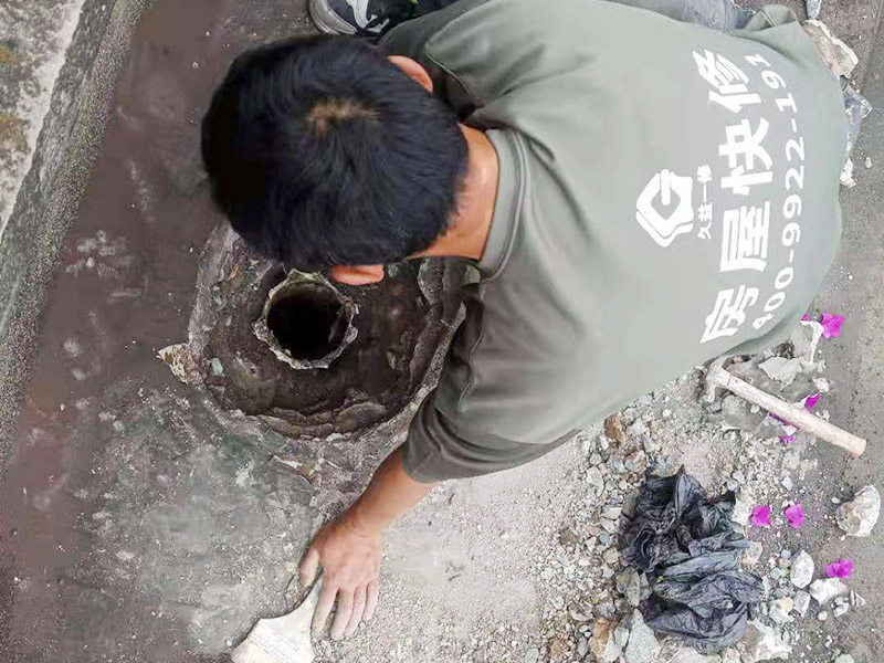 屋頂排水管疏通防水：屋頂排水不做好，不止是樓頂住戶遭殃哦，如果上面沒問題，就是整體防水層出問題了，結(jié)構(gòu)板阻水，水從薄弱的地方留出很正常，如果這里在下面堵了，會(huì)從別的地方出來。首先就先要將周邊清理干凈然后再電鉆疏通維修。
