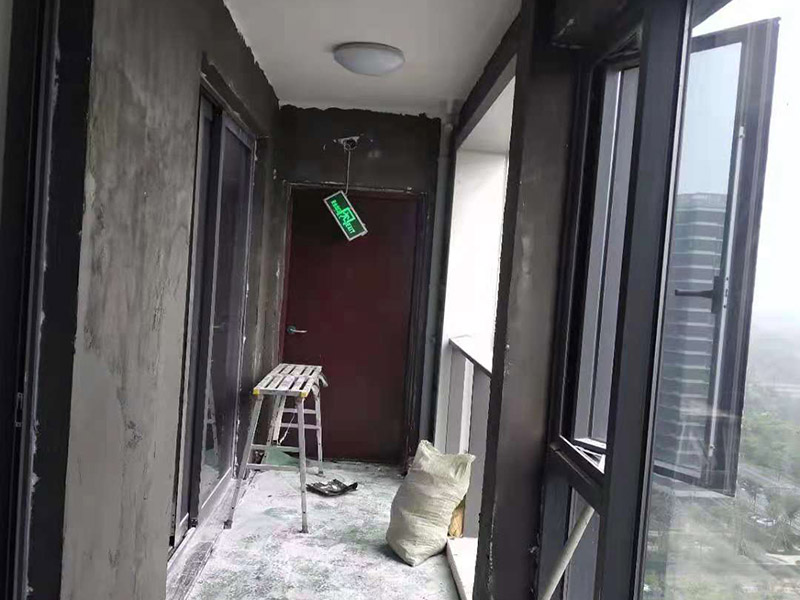 陽臺墻面粉刷翻新：陽臺是室內(nèi)應該刷室內(nèi)漆，但是有些陽臺還兼容生活陽臺，經(jīng)常晾曬切通水，還是刷外墻漆比較好，外墻漆耐候性較內(nèi)墻好，而且防潮，你陽臺上剛好還要放拖把池的，這也沒有問題了，內(nèi)墻漆大多數(shù)是不怎么防潮的，水濺上去多了容易變色、脫落的。