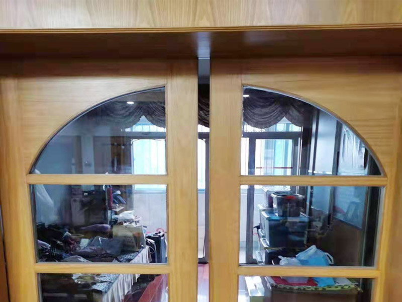 推拉門安裝維修：查看是否是推拉門滑軌還是推拉門的問題，具體問題具體分析，如果是軌道問題就將推拉門用力向上抬,然后將推拉門取出來，將舊的軌道拆除,如果軌道和門框是一體的軌道,換一條新的軌道就可以了。