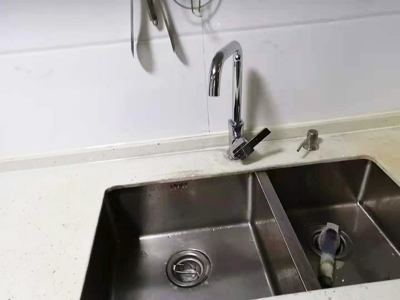 水槽臺(tái)盆打膠維修：把水池放好后，需在盆的四周畫上記號(hào)，并且把水池取下，接著再打玻璃膠即可。等玻璃較打好后，需要把盆放下去壓一下，并把多余的膠用刮板刮掉即可。當(dāng)然，玻璃膠也可以替換成密封條，同樣具備防水作用。