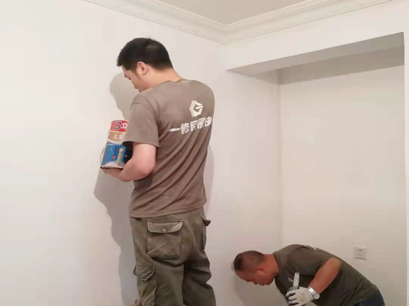 客廳墻面刷漆修補(bǔ)：首先檢查墻面問題點在哪里，找到問題逐步解決，如果發(fā)現(xiàn)墻體不夠堅實，墻面存在大裂縫等問題，應(yīng)該先對墻面進(jìn)行處理。此時需要注意處理墻面的時候，膩子，膠水，涂料在施工的會后難免會對周圍已經(jīng)裝修好的成品造成影響，在施工前要做好成品的保護(hù)。清理好打磨后的膩子表面的浮塵被，就可以刷底漆了，底漆可以提高面漆的附著力、增加面漆的豐滿度、提供抗堿性、提供防腐功能等，使用底漆后面漆更易涂刷，減少了面漆的使用量。