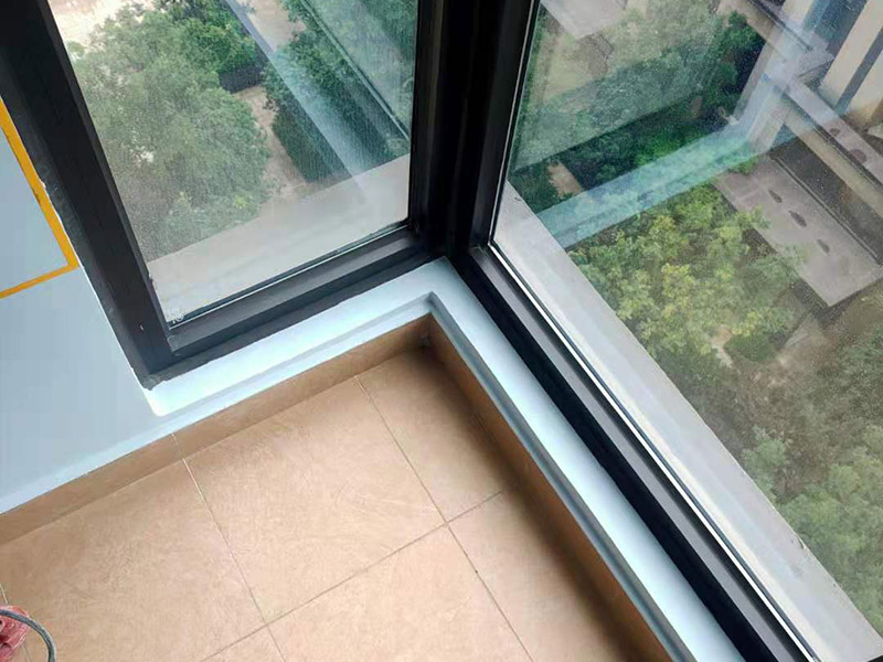 陽臺窗框找平刷白：陽臺漏水如果是窗戶與墻體之間的接縫過大，可以將原有的老化或破損的密封材料剔除，然后將基層處理干凈平整順直。對于窗戶與墻體較大的縫隙處用發(fā)泡膠填滿，內、外側及窗框、窗扇壓條必須打滿膠密封起來。