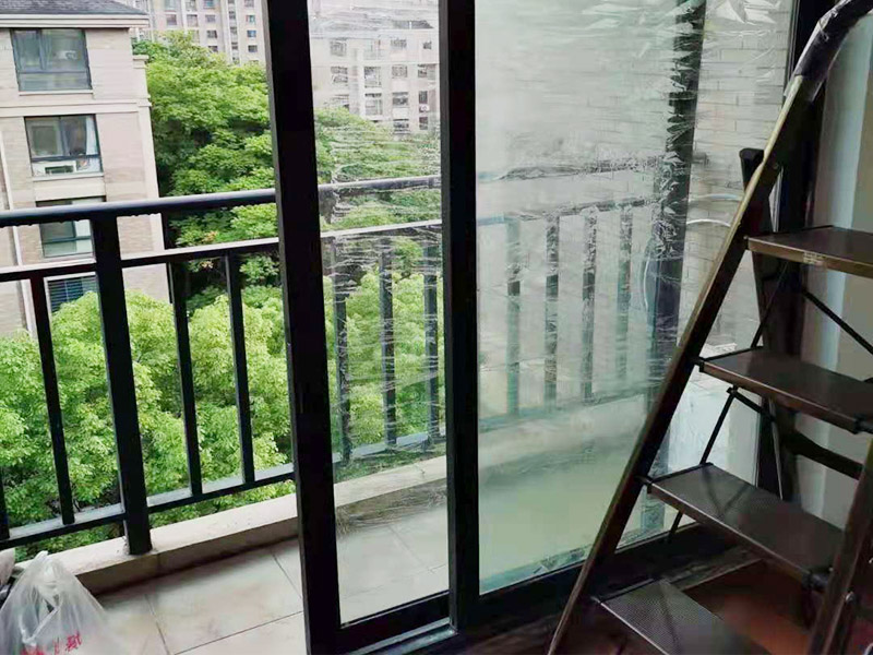 玻璃門(mén)地彈簧更換：地彈簧是一種閉門(mén)器，而這種閉門(mén)器在玻璃門(mén)中使用較多。玻璃門(mén)地彈簧也是一種液壓式閉門(mén)器，其壓緊彈簧的裝置為蝸輪，主要是因?yàn)槲佪喛梢哉聪蛐D(zhuǎn)，根據(jù)玻璃門(mén)地彈簧的特點(diǎn)，基本配置是天軸和地軸，除了玻璃門(mén)，可以適用于幾乎所有木制、鋼制、鋁合金門(mén)和使用玻璃門(mén)夾的無(wú)邊框玻璃門(mén)。