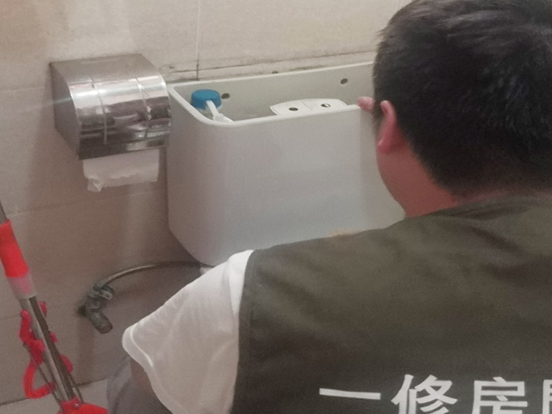 局部拆除維修：榻榻米的安裝是一個很講究工藝且相對較為復(fù)雜的過程，沒有專業(yè)人士的輔助，是根本裝不上的。只能安裝在固定的地方，所以后期如果有空間需要重新規(guī)劃只能拆除它，拆除時榻榻米可能就不能保證不損壞。