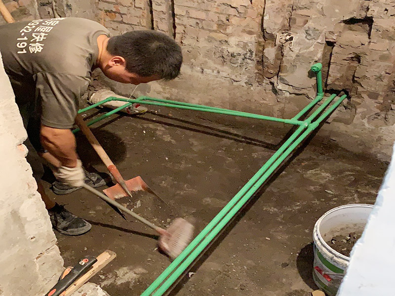 接著是開始用專業(yè)的熱溶機(jī)對(duì)于管子進(jìn)行熱熔連接，最后是用試壓泵對(duì)于整個(gè)管線進(jìn)行打壓測(cè)試，第5步是清算現(xiàn)場(chǎng)。