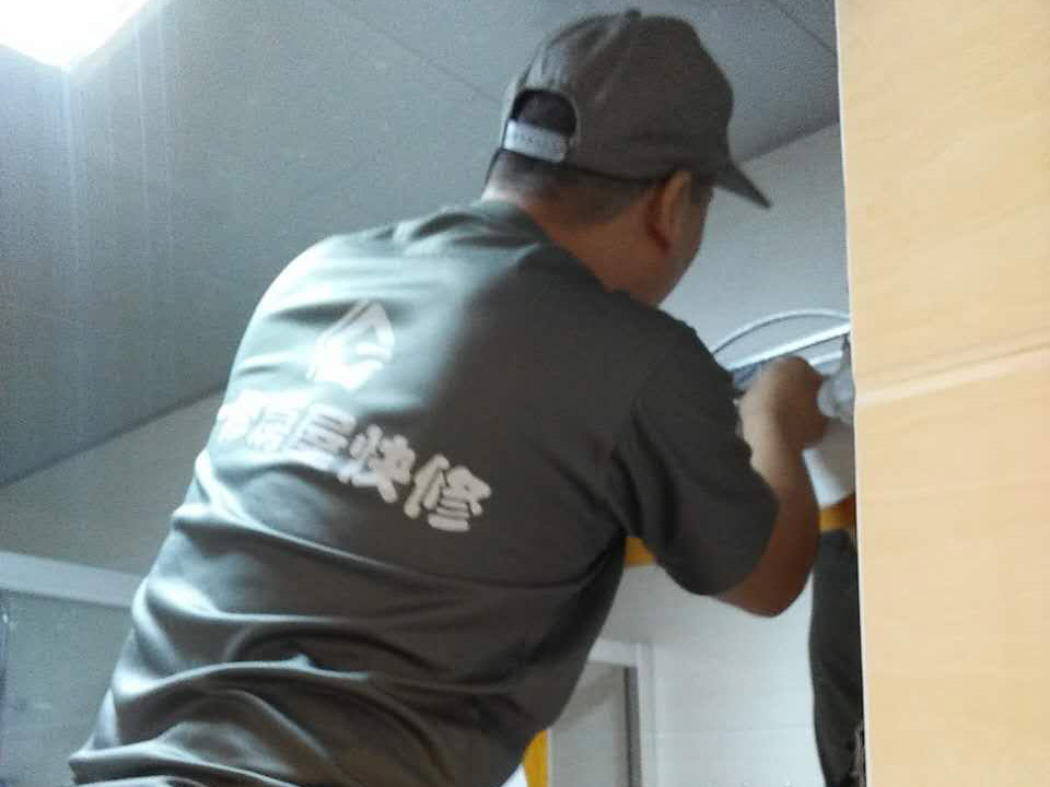 集成吊頂燈壞了怎么換,集成吊頂燈壞了怎么更換？安裝時(shí)要注意什么