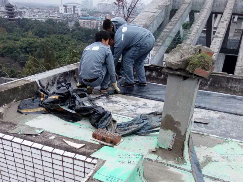 屋頂漏水處理方法盤點，涂刷JS涂料使