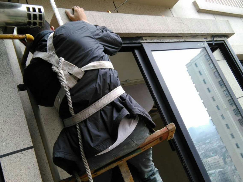 外墻防水補漏成因，室內外溫差致雨水經(jīng)