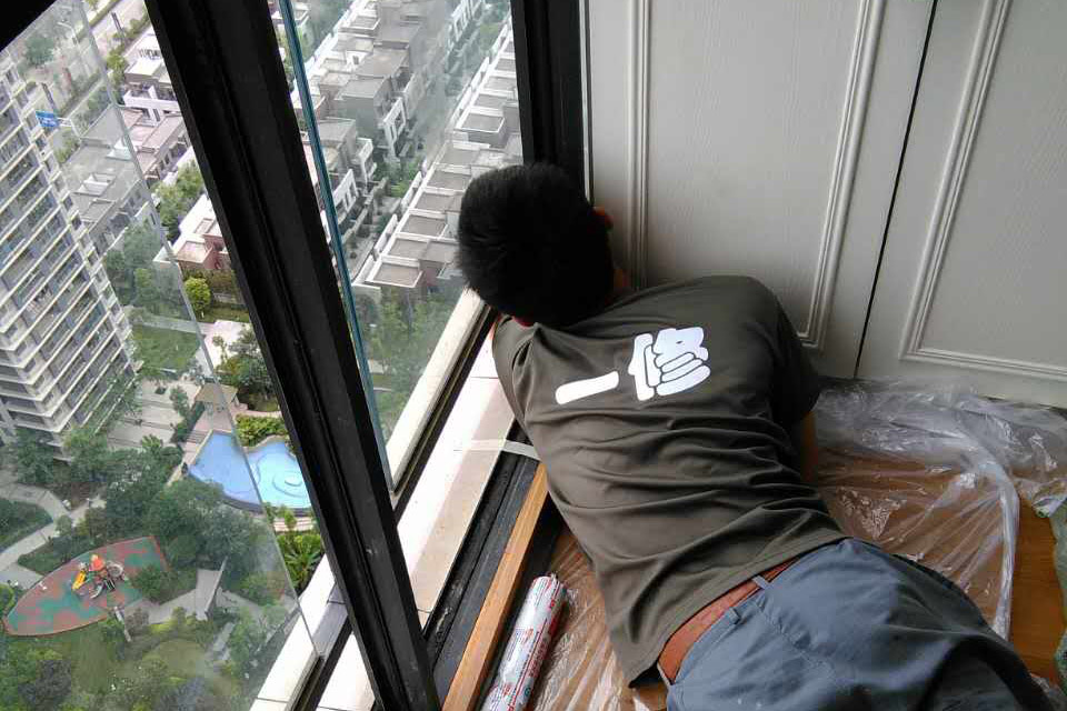 雨季窗戶漏水頭疼無(wú)比？來(lái)看看專業(yè)師傅