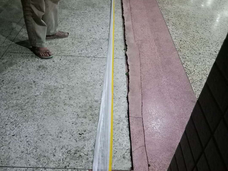 深圳車庫門維修有哪些方法，在軌道上噴